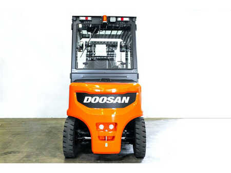 Chariot 4 roues électrique 2022  Doosan B50X-7 (7)
