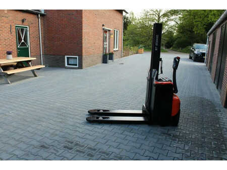 Stacker pedestre 2009  BT Toyota SWE 080L stapelaar elektrische (2)