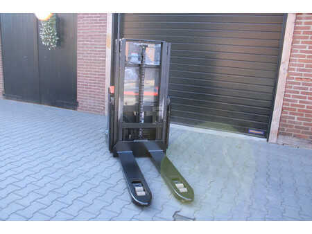 Gerbeurs 2010  Toyota SWE200d stapelaar elektrische met pompwagen functie (7)
