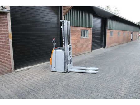 Ruční vysokozdvižný vozík 2016  Still exv16 stapelaar nieuwe accu elektrische triplex freelift (1)