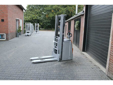 Ruční vysokozdvižný vozík 2016  Still exv16 stapelaar nieuwe accu elektrische triplex freelift (2)