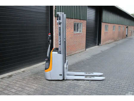 Stapelaars 2015  Still EXV12 stapelaar elektrische triplex 1617 uur (1)