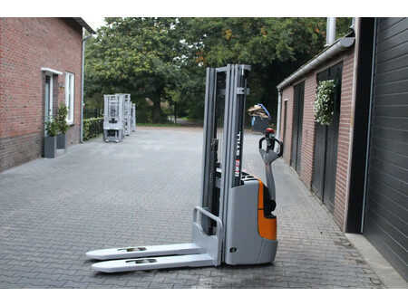 Stapelaars 2015  Still EXV12 stapelaar elektrische triplex 1617 uur (2)