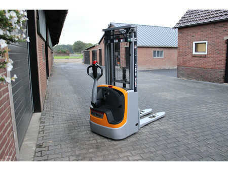 Stapelaars 2015  Still EXV12 stapelaar elektrische triplex 1617 uur (4)