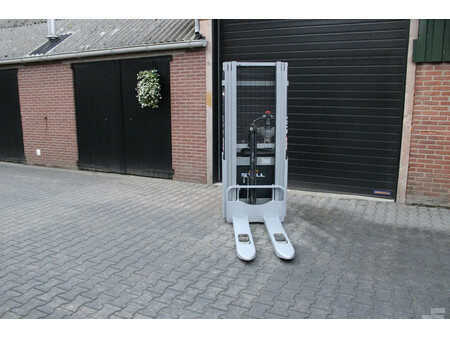 Stapelaars 2015  Still EXV12 stapelaar elektrische triplex 1617 uur (6)