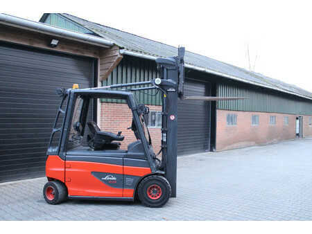 Chariots électriques à 4 roues 2014  Linde E25 heftruck elektrische triplex lepelversteling sidesift (11)