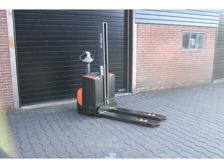 Pallet Stackers 2017  Toyota SWE080L stapelaar elektrische met pompwagen functie (1)