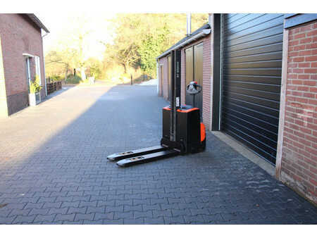 Pallet Stackers 2017  Toyota SWE080L stapelaar elektrische met pompwagen functie (2)