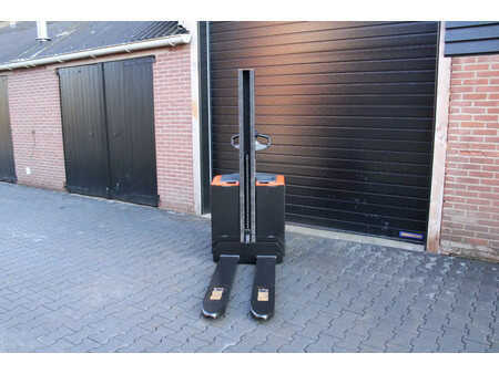 Pallet Stackers 2017  Toyota SWE080L stapelaar elektrische met pompwagen functie (4)