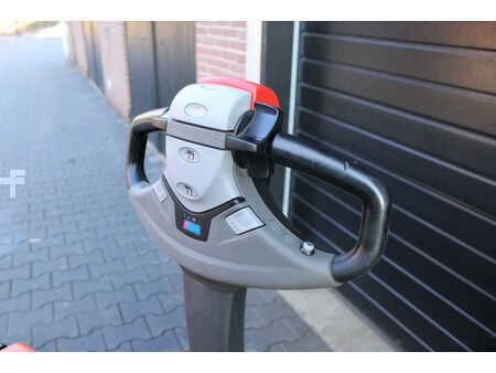 Pallet Stackers 2017  Toyota SWE080L stapelaar elektrische met pompwagen functie (8)