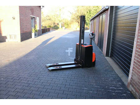 Pallet Stackers 2018  Toyota SWE080L stapelaar elektrische met pompwagen functie (2)