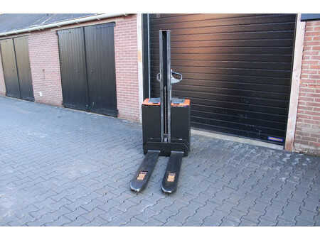 Pallet Stackers 2018  Toyota SWE080L stapelaar elektrische met pompwagen functie (4)