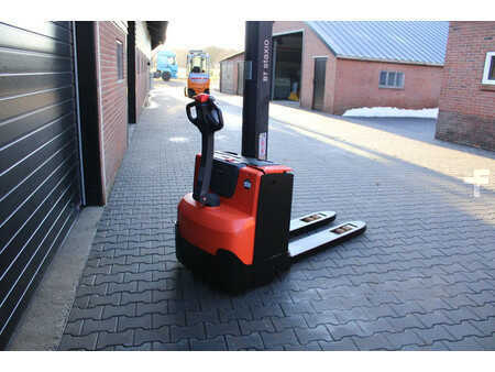 Pallet Stackers 2018  Toyota SWE080L stapelaar elektrische met pompwagen functie (5)