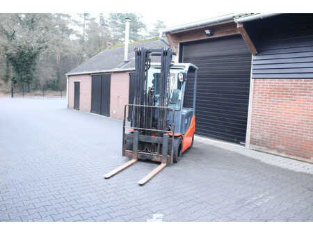 Elektromos 4 kerekű 2016  Toyota 8FBMKT30 heftruck elektrische triplex sidesift (9)