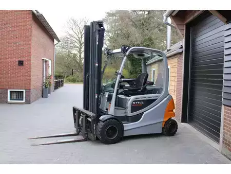 Chariots électriques à 4 roues 2013  Still RX60 35 heftruck elektrische triplex lepelversteling sidesift (2)