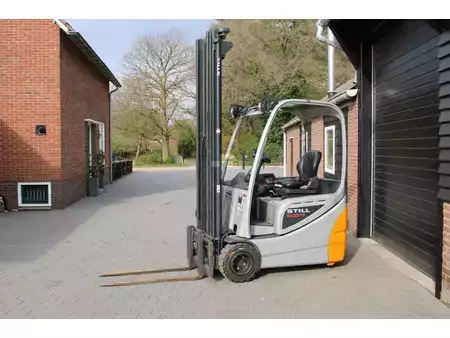 Chariots électriques à 3 roues 2013  Still RX20 15 heftruck elektrische triplex sideshift (2)