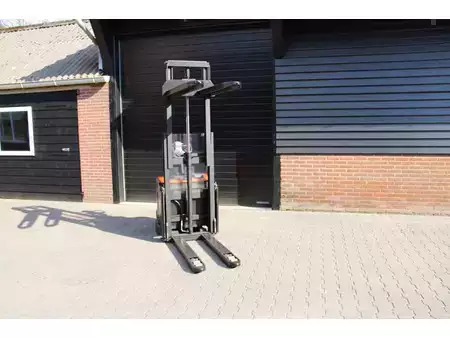 Pallet Stackers 2014  BT toyota swe200d stapelaar elektrische (8)