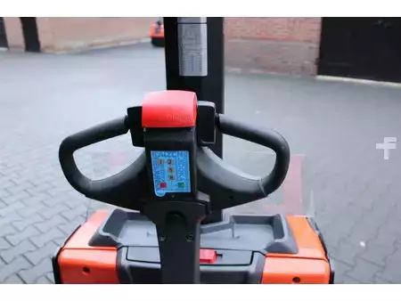 Wózek wysokiego podnoszenia 2023  Toyota SWE080L stapelaar elektrische bj 2023met pompwagen functie (10)