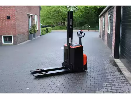 Wózek wysokiego podnoszenia 2023  Toyota SWE080L stapelaar elektrische bj 2023met pompwagen functie (2)