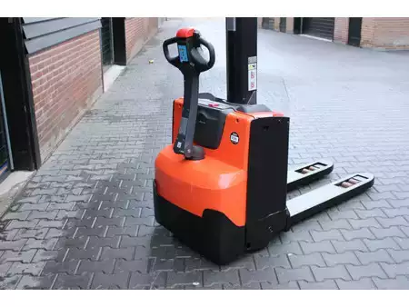 Wózek wysokiego podnoszenia 2023  Toyota SWE080L stapelaar elektrische bj 2023met pompwagen functie (5)