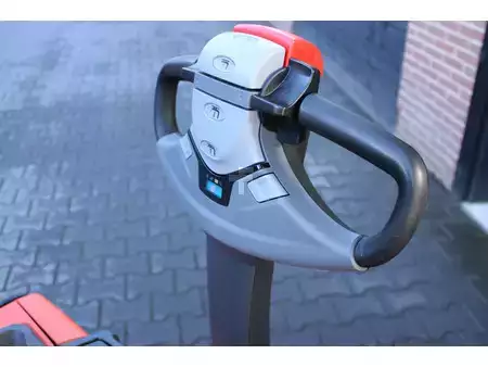 Ruční vysokozdvižný vozík 2022  Toyota SWE080L stapelaar elektrische bj 2022met pompwagen functie (10)