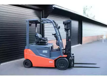 Sähkö - 4 pyör 2017  Toyota 8FBMKT25 heftruck elektrische triplex sideshift accubj2023 (1)