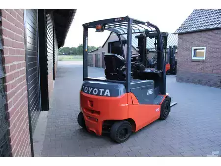 Sähkö - 4 pyör 2017  Toyota 8FBMKT25 heftruck elektrische triplex sideshift accubj2023 (4)