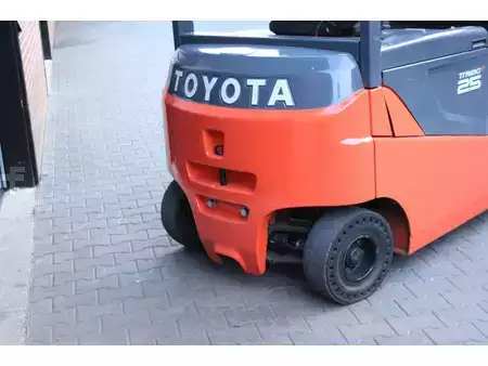 Sähkö - 4 pyör 2017  Toyota 8FBMKT25 heftruck elektrische triplex sideshift accubj2023 (5)