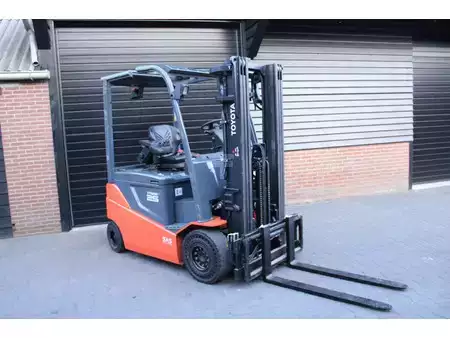 Sähkö - 4 pyör 2017  Toyota 8FBMKT25 heftruck elektrische triplex sideshift accubj2023 (6)