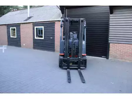 Sähkö - 4 pyör 2017  Toyota 8FBMKT25 heftruck elektrische triplex sideshift accubj2023 (7)