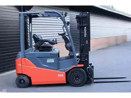 Sähkö - 4 pyör 2017  Toyota 8FBMKT25 heftruck elektrische triplex sidesift accubj2022 (1)