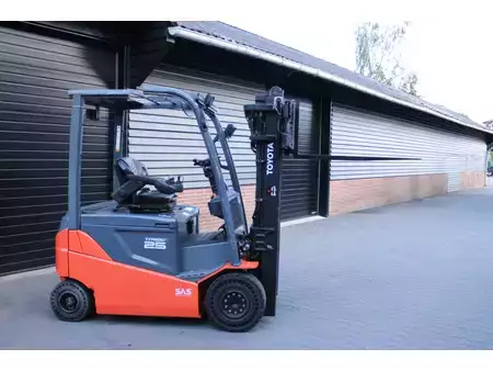 Sähkö - 4 pyör 2017  Toyota 8FBMKT25 heftruck elektrische triplex sidesift accubj2022 (10)