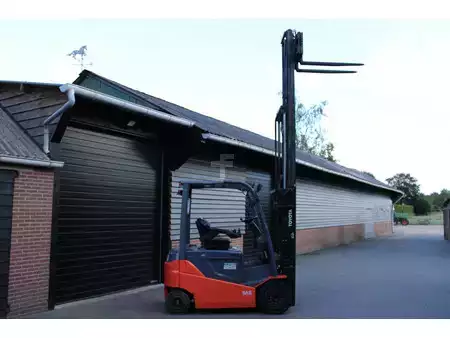 Sähkö - 4 pyör 2017  Toyota 8FBMKT25 heftruck elektrische triplex sidesift accubj2022 (11)