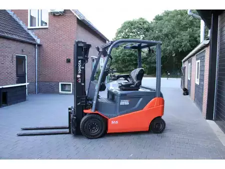 Sähkö - 4 pyör 2017  Toyota 8FBMKT25 heftruck elektrische triplex sidesift accubj2022 (2)
