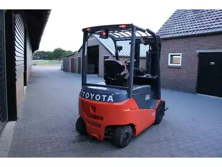 Sähkö - 4 pyör 2017  Toyota 8FBMKT25 heftruck elektrische triplex sidesift accubj2022 (4)