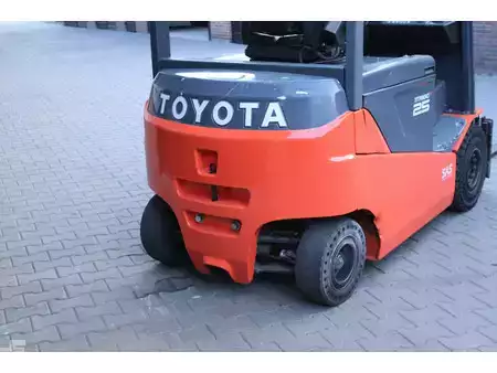 Sähkö - 4 pyör 2017  Toyota 8FBMKT25 heftruck elektrische triplex sidesift accubj2022 (5)