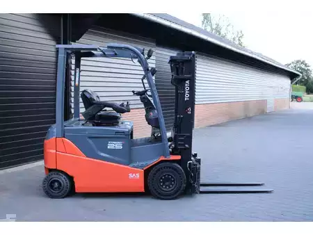 Sähkö - 4 pyör 2017  Toyota 8FBMKT25 heftruck elektrische triplex sidesift accubj2022 (6)