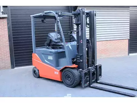 Sähkö - 4 pyör 2017  Toyota 8FBMKT25 heftruck elektrische triplex sidesift accubj2022 (7)