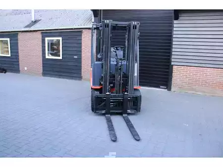 Sähkö - 4 pyör 2017  Toyota 8FBMKT25 heftruck elektrische triplex sidesift accubj2022 (8)