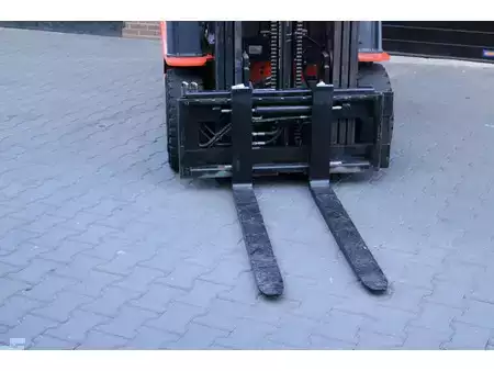 Sähkö - 4 pyör 2017  Toyota 8FBMKT25 heftruck elektrische triplex sidesift accubj2022 (9)