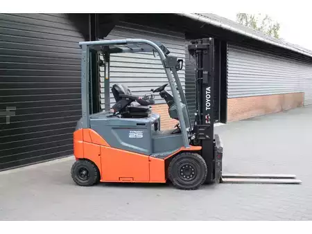 Sähkö - 4 pyör 2018  Toyota 8FBMKT25 heftruck elektrische triplex sidesift lepelversteling (1)