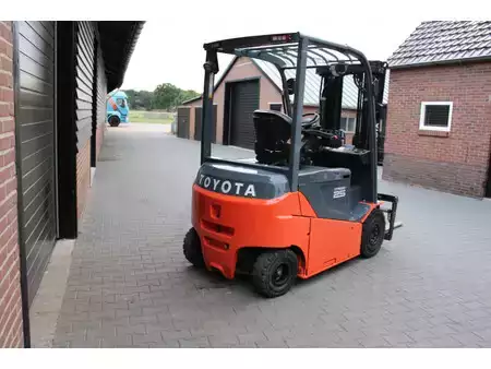 Sähkö - 4 pyör 2018  Toyota 8FBMKT25 heftruck elektrische triplex sidesift lepelversteling (11)