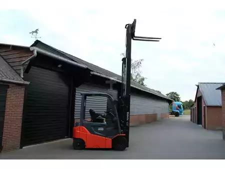 Sähkö - 4 pyör 2018  Toyota 8FBMKT25 heftruck elektrische triplex sidesift lepelversteling (13)