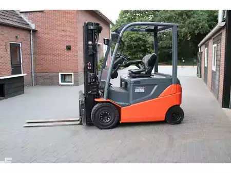 Sähkö - 4 pyör 2018  Toyota 8FBMKT25 heftruck elektrische triplex sidesift lepelversteling (2)