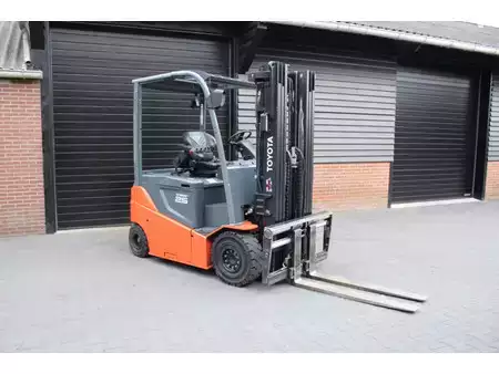 Sähkö - 4 pyör 2018  Toyota 8FBMKT25 heftruck elektrische triplex sidesift lepelversteling (4)