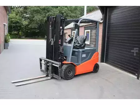 Sähkö - 4 pyör 2018  Toyota 8FBMKT25 heftruck elektrische triplex sidesift lepelversteling (7)