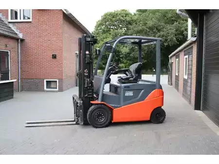 Sähkö - 4 pyör 2018  Toyota 8FBMKT25 heftruck elektrische triplex sidesift lepelversteling (8)