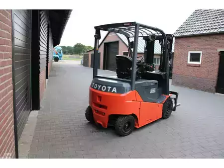 Sähkö - 4 pyör 2018  Toyota 8FBMKT25 heftruck elektrische triplex sidesift lepelversteling (9)