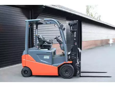 Sähkö - 4 pyör 2017  Toyota 8FBMKT25 heftruck elektrische triplex sidesift 4888 uur (1)