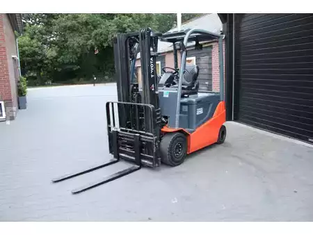 Sähkö - 4 pyör 2017  Toyota 8FBMKT25 heftruck elektrische triplex sidesift 4888 uur (10)